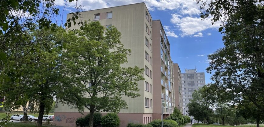 1+kk 26 m2 /L s výhledem do klidné ulice a zeleně P8-Lešenská ul.