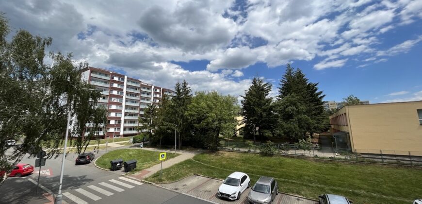 1+kk 26 m2 /L s výhledem do klidné ulice a zeleně P8-Lešenská ul.