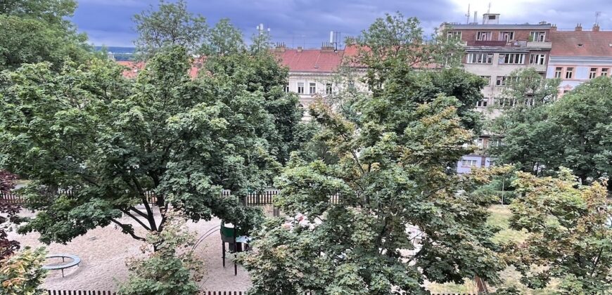 Krásný prostorný 3+kk+šatna  87m2,  v domě z období secese, se zahradou, reprezentativní lokalita P2 Vinohrady – Slovenská ul.