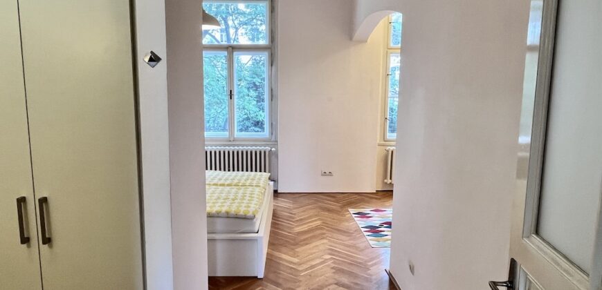 Krásný prostorný 3+kk+šatna  87m2,  v domě z období secese, se zahradou, reprezentativní lokalita P2 Vinohrady – Slovenská ul.