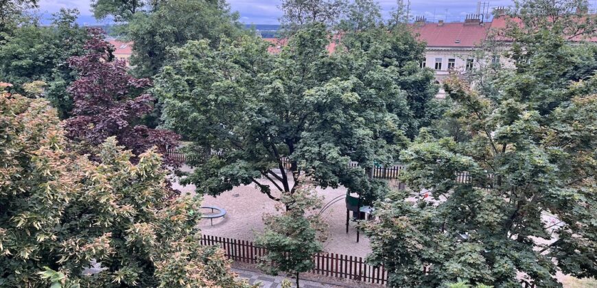 Krásný prostorný 3+kk+šatna  87m2,  v domě z období secese, se zahradou, reprezentativní lokalita P2 Vinohrady – Slovenská ul.