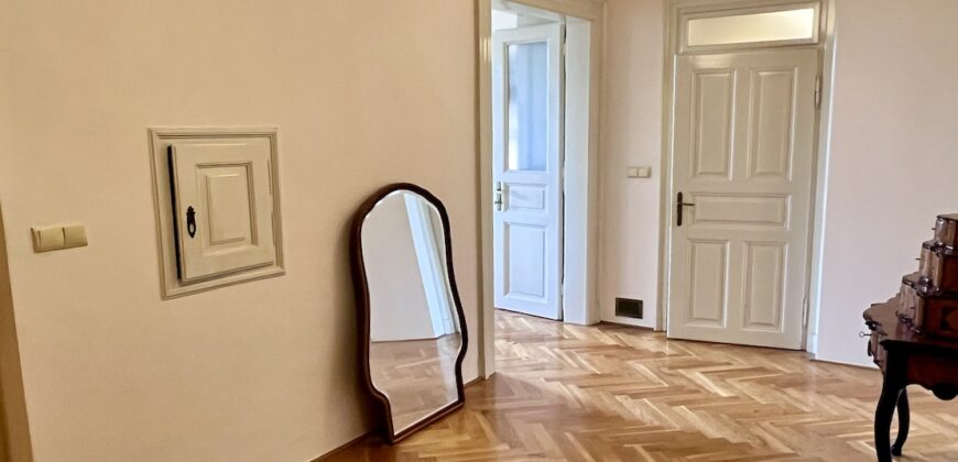 Krásný prostorný 3+kk+šatna  87m2,  v domě z období secese, se zahradou, reprezentativní lokalita P2 Vinohrady – Slovenská ul.