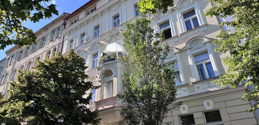 Krásný prostorný 3+kk+šatna  87m2,  v domě z období secese, se zahradou, reprezentativní lokalita P2 Vinohrady – Slovenská ul.