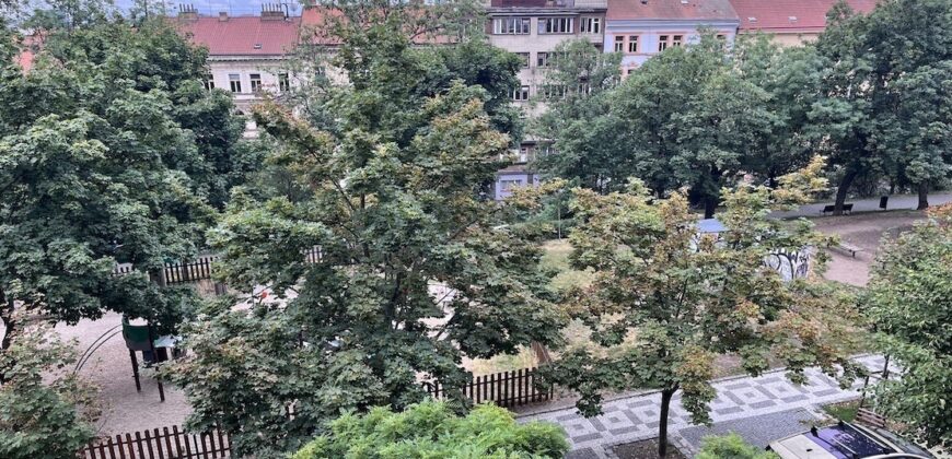 Krásný prostorný 3+kk+šatna  87m2,  v domě z období secese, se zahradou, reprezentativní lokalita P2 Vinohrady – Slovenská ul.