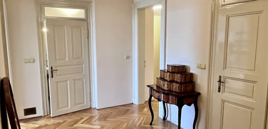 Krásný prostorný 3+kk+šatna  87m2,  v domě z období secese, se zahradou, reprezentativní lokalita P2 Vinohrady – Slovenská ul.