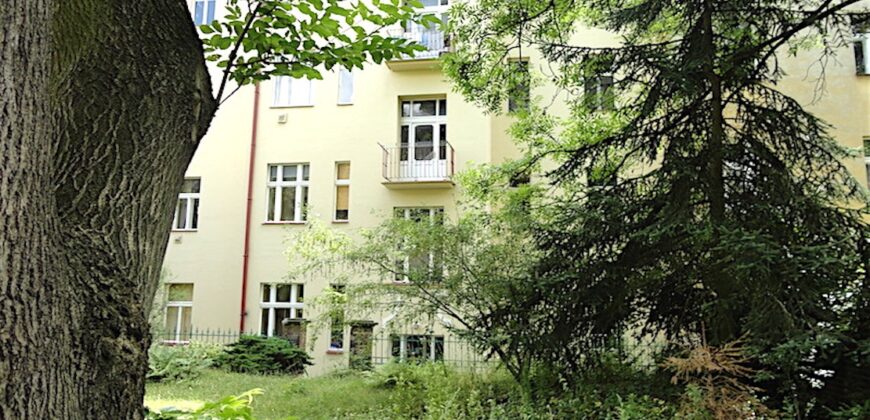 Krásný prostorný 3+kk+šatna  87m2,  v domě z období secese, se zahradou, reprezentativní lokalita P2 Vinohrady – Slovenská ul.