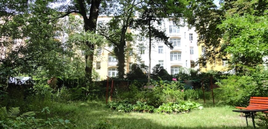 Krásný prostorný 3+kk+šatna  87m2,  v domě z období secese, se zahradou, reprezentativní lokalita P2 Vinohrady – Slovenská ul.