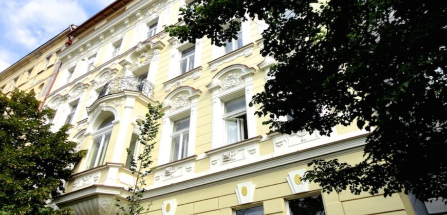 Krásný prostorný 3+kk+šatna  87m2,  v domě z období secese, se zahradou, reprezentativní lokalita P2 Vinohrady – Slovenská ul.