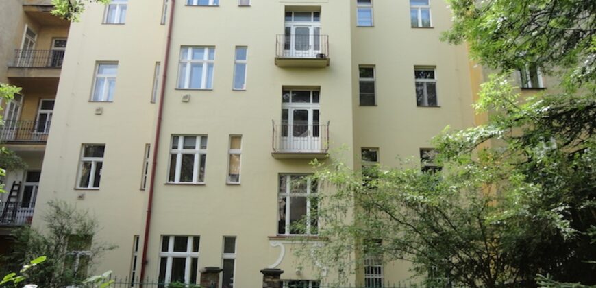 Krásný prostorný 3+kk+šatna  87m2,  v domě z období secese, se zahradou, reprezentativní lokalita P2 Vinohrady – Slovenská ul.