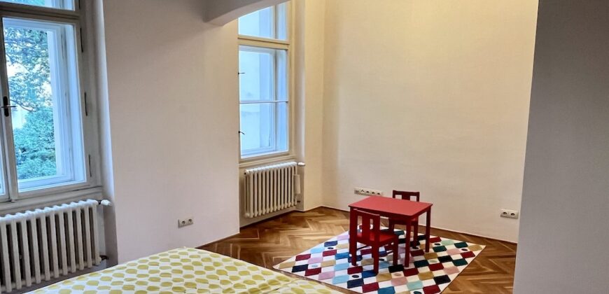 Krásný prostorný 3+kk+šatna  87m2,  v domě z období secese, se zahradou, reprezentativní lokalita P2 Vinohrady – Slovenská ul.