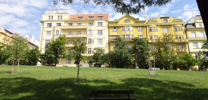 Krásný prostorný 3+kk+šatna  87m2,  v domě z období secese, se zahradou, reprezentativní lokalita P2 Vinohrady – Slovenská ul.
