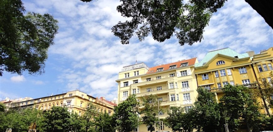 Krásný prostorný 3+kk+šatna  87m2,  v domě z období secese, se zahradou, reprezentativní lokalita P2 Vinohrady – Slovenská ul.