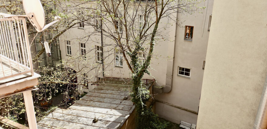 Atypický mezonet (půdní vestavba) 3+1 126 m2 DV v domě se zahrádkou, historické centrum Prahy – Ostrovní ul. P1